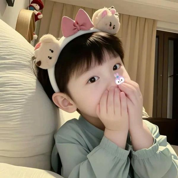 Avt em bé trai cute che mặt