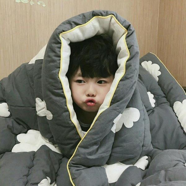 Ảnh đại diện em bé nam trùm chăn