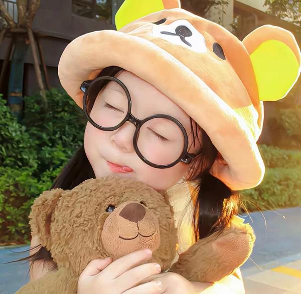 Avt em bé gái và gấu bông cute 